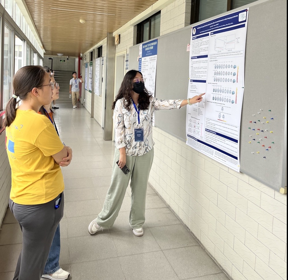 Keyi Presents Her Project at a Conference (click for full size)